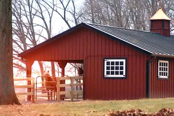 12ft overhang on a modular horse barn by Windy Hill Sheds and Barns